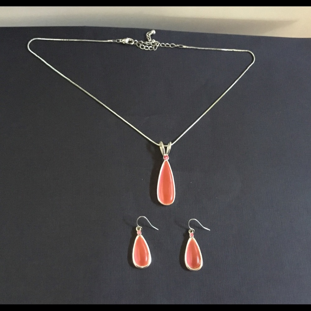 Necklace set in peach/coral tones